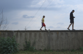 «Отдаленный лай собак»: датский фильм о донбасском мальчике и его бабушке показали в Украине