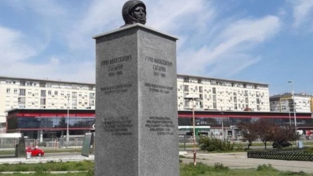 Щоб не здуло: у Сербії прибрали міні-бюст Гагаріна, який висміювали за розміри (ФОТО)