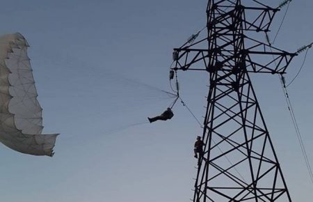 На Івано-Франківщині парашутист заплутався в електричних кабелях (ФОТО, ВІДЕО)