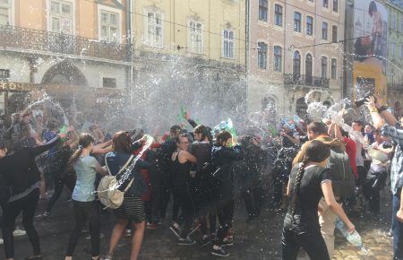 Ванни біля міськради та пожежний гідрант: у Львові пройшов поливаний понеділок (ФОТО)