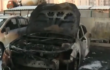 У Києві вночі згоріли п'ять автомобілів