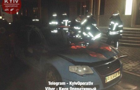 У Києві вночі на автостоянці горіла машина(ВІДЕО)