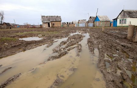 Ромський табір на Закарпатті облаштував собі дорогу на місці болота (ФОТОРЕПОРТАЖ)