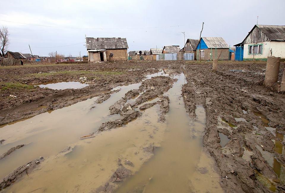 Ромський табір на Закарпатті облаштував собі дорогу на місці болота (ФОТОРЕПОРТАЖ)