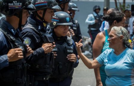 У Венесуелі заарештували п'ятьох полісменів у справі про бунт та пожежу у відділку