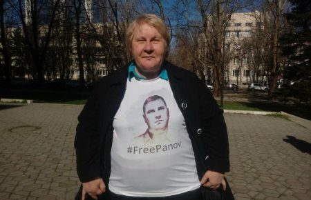 Я прихожу в крымский суд в футболке «FreePanov» - и мне угрожают, - мама Панова