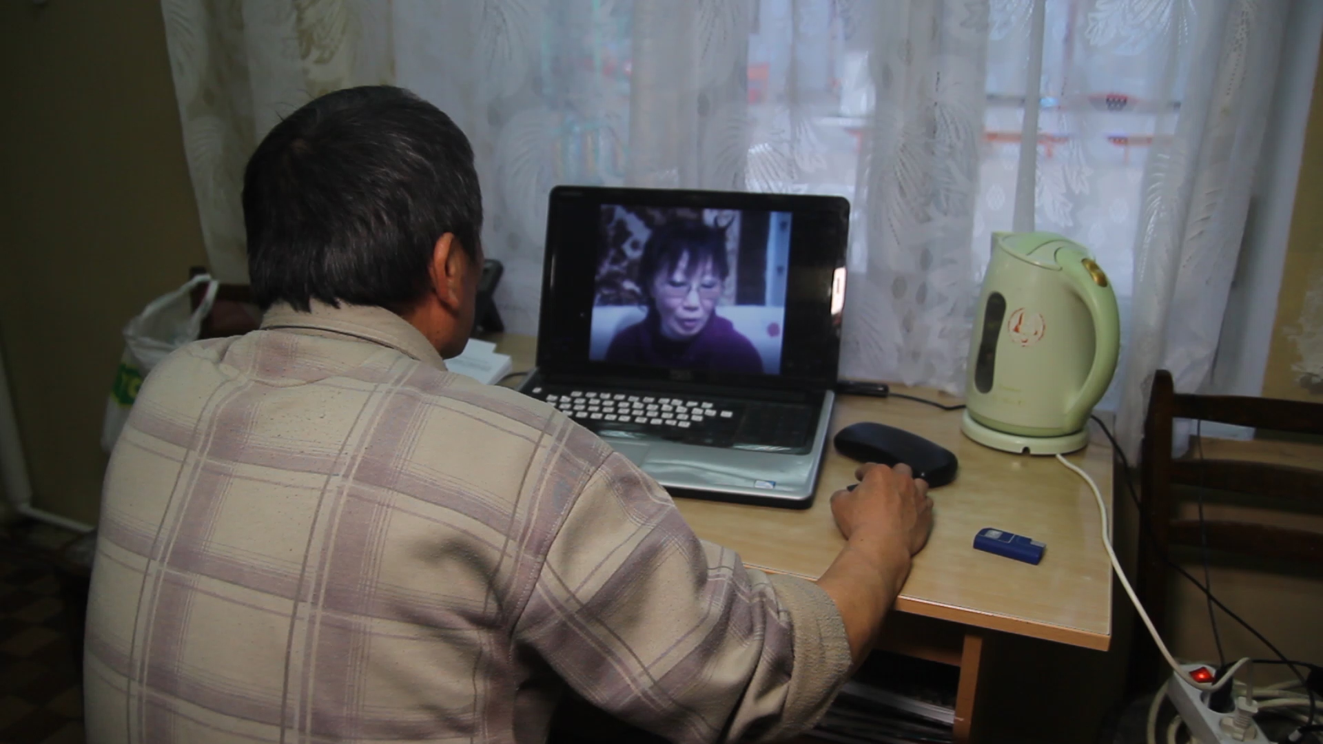 Вісім років невідомості: житель Киргизстану шукає в Україні викрадену родину