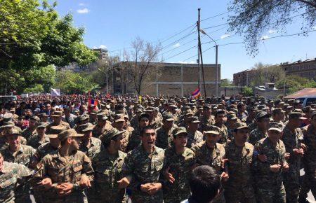 До демонстрантів у Вірменії долучилися військові. Міноборони країни обіцяє їх покарати (ФОТО, ВІДЕО)