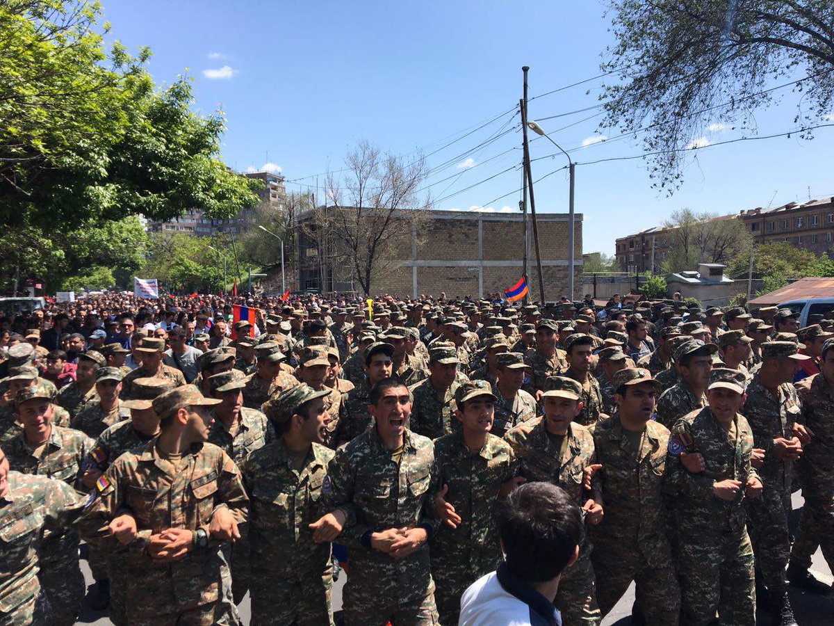 До демонстрантів у Вірменії долучилися військові. Міноборони країни обіцяє їх покарати (ФОТО, ВІДЕО)