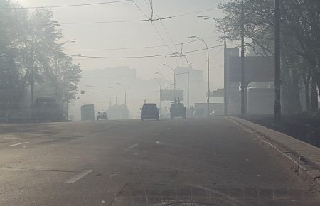 У Києві горіло сміття, через що місто накрив смог (ФОТО)