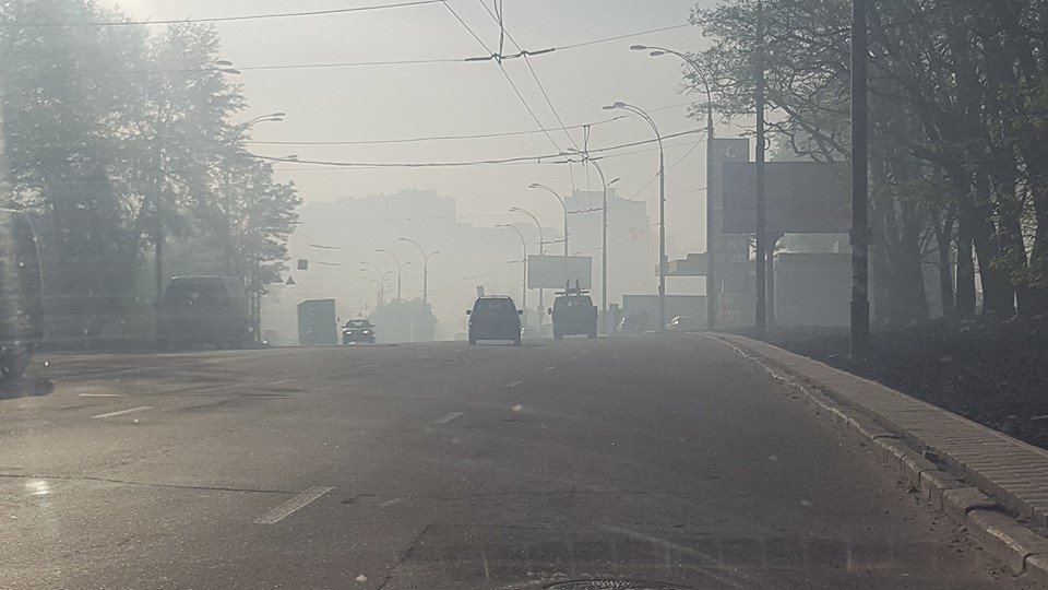 У Києві горіло сміття, через що місто накрив смог (ФОТО)