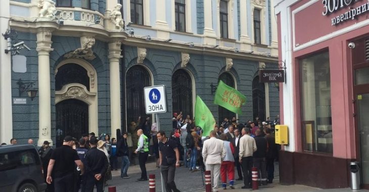 Фестиваль рівності в Чернівцях скасували через «замінування» (ФОТО, ВІДЕО) Фестиваль рівності в Чернівцях скасували через «замінування» (ФОТО, ВІДЕО)