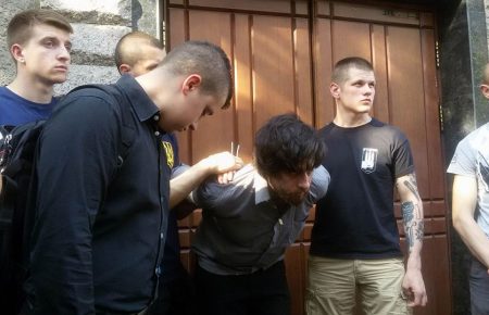 Співробітники СБУ опитують екс-бойовика Лусваргі (ФОТО, ВІДЕО)
