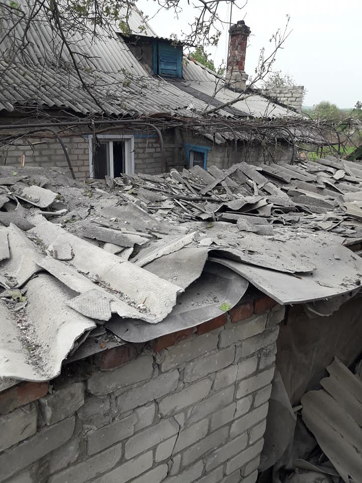 Ситуація на Донбасі: двоє військових поранені, в соцмережах показали наслідки обстрілів (ФОТО)