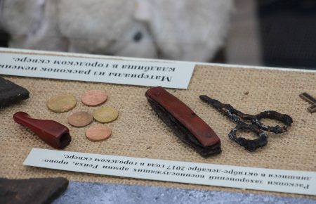 У Маріуполі показали експонати, знайдені на німецькому цвинтарі (ФОТО)
