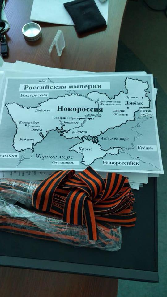 Георгіївські стрічки та карта «Новороссии»: що знайшли в офісі «РИА Новости» в Києві (ФОТО)