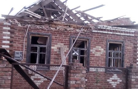 На Донеччині снаряди влучили у будинок, де військові зберігали боєприпаси, - волонтер (ФОТО)