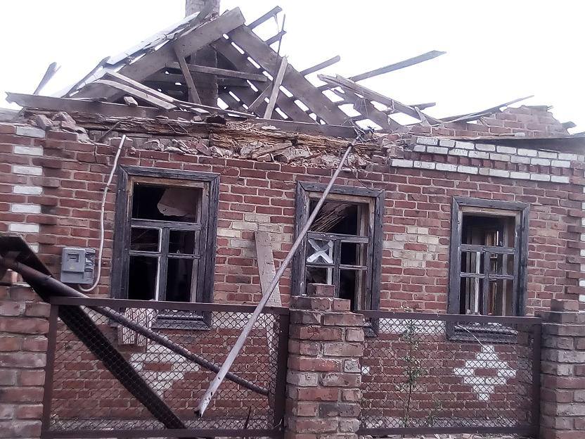 На Донеччині снаряди влучили у будинок, де військові зберігали боєприпаси, - волонтер (ФОТО)