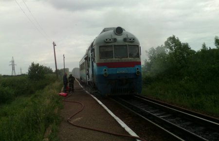 На Закарпатті загорівся приміський потяг під час зупинки (ФОТО)