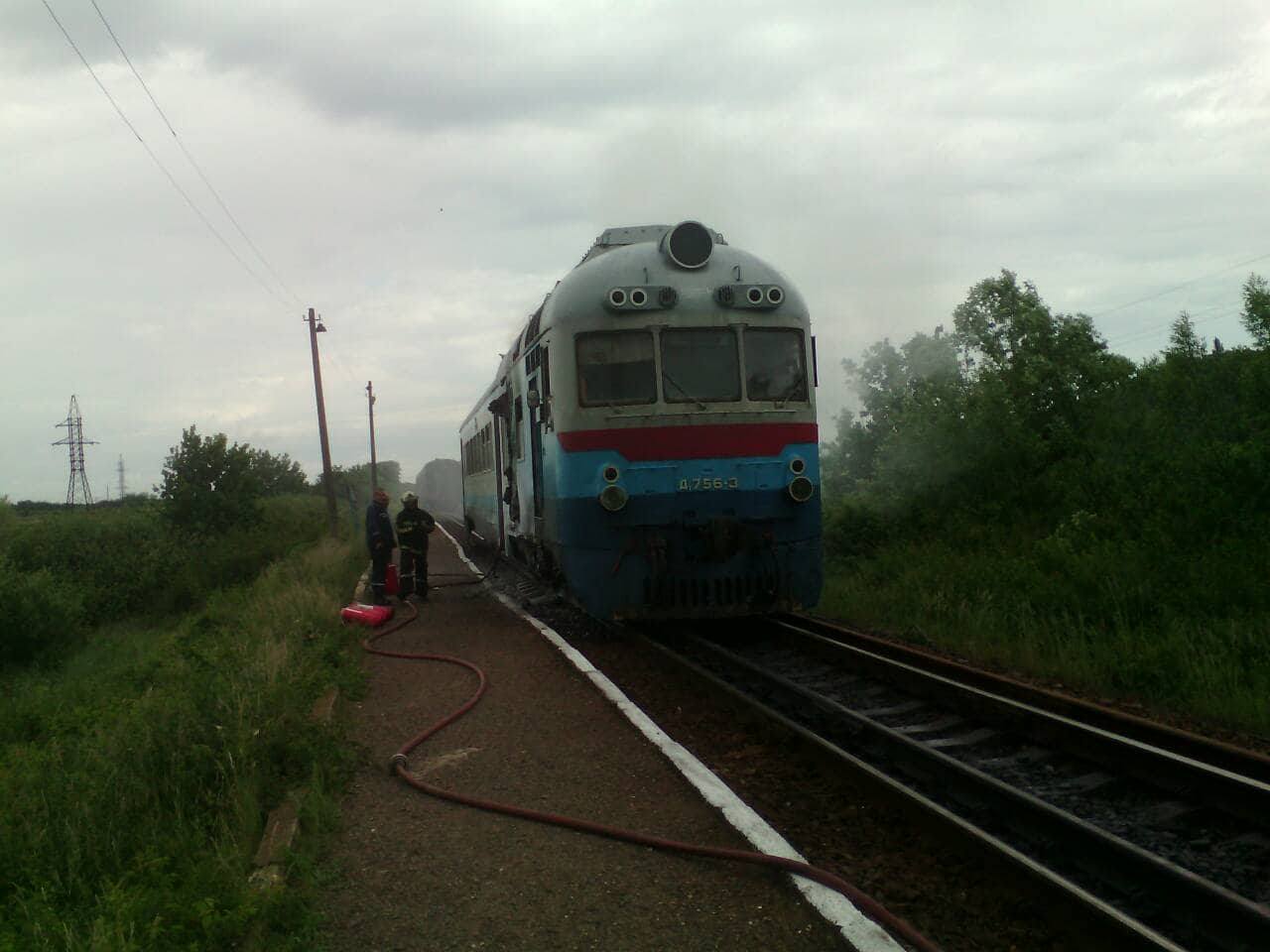 На Закарпатті загорівся приміський потяг під час зупинки (ФОТО)