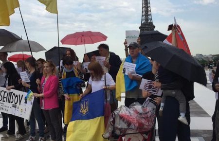 У Парижі пройшла акція на підтримку Олега Сенцова (ФОТО)