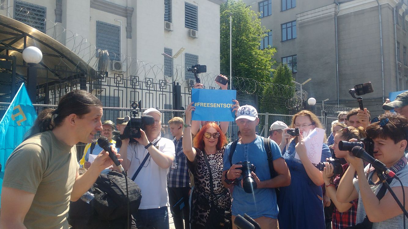 «Булочки для Путіна. Вдавися ними!»: активісти та письменники пікетують посольство РФ на підтримку Сенцова (ФОТО)
