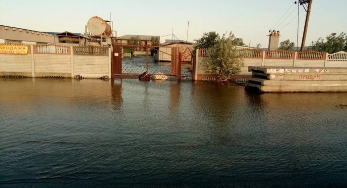 Море затопило пляжі та бази відпочинку у Кирилівці (ФОТО) Море затопило пляжі та бази відпочинку у Кирилівці (ФОТО)
