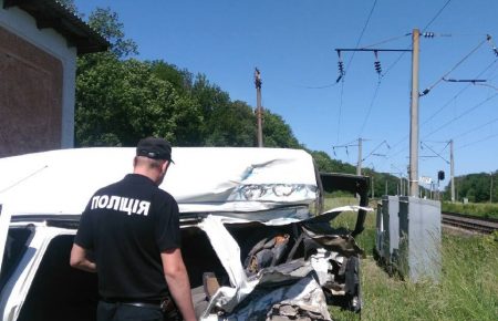 На Одещині мікроавтобус зіштовхнувся з потягом: є жертви (ФОТО)