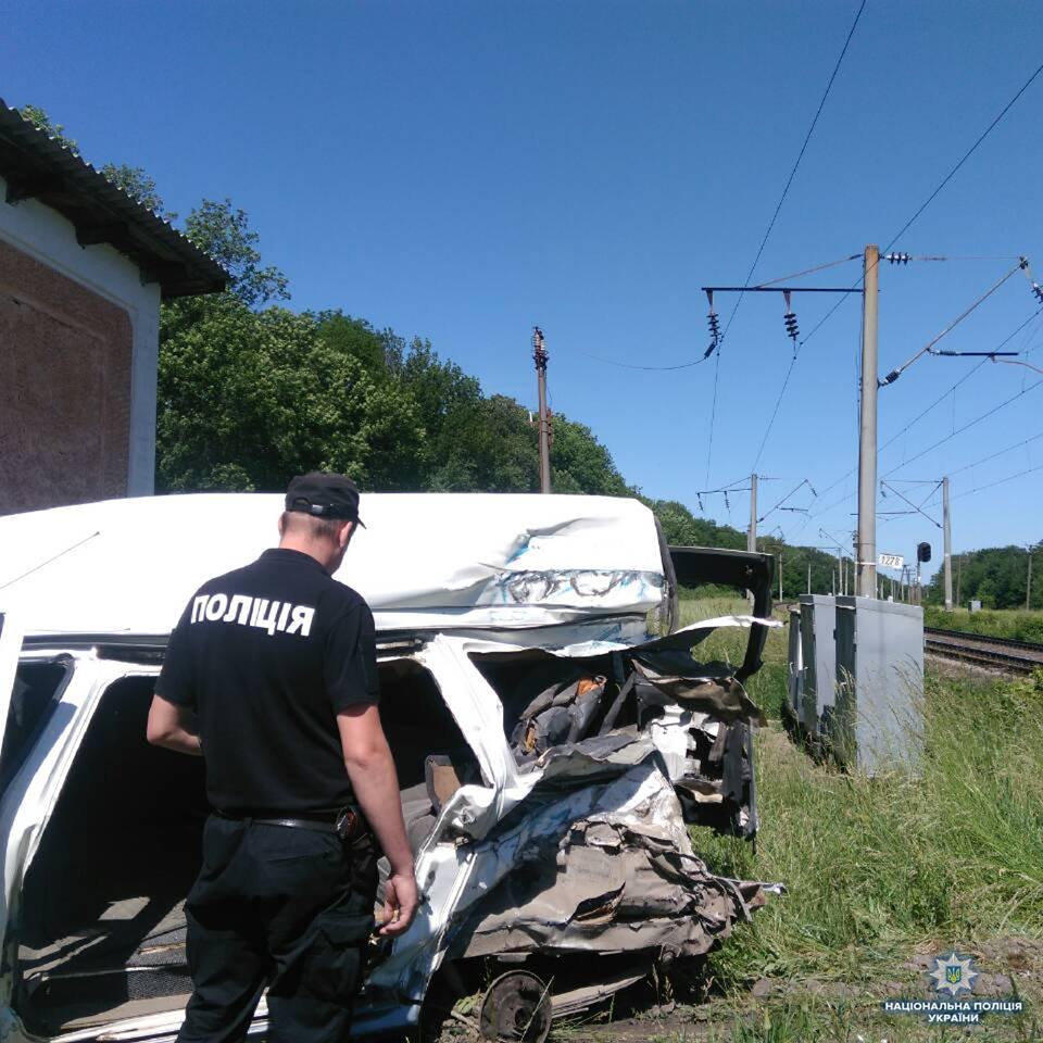 На Одещині мікроавтобус зіштовхнувся з потягом: є жертви (ФОТО)