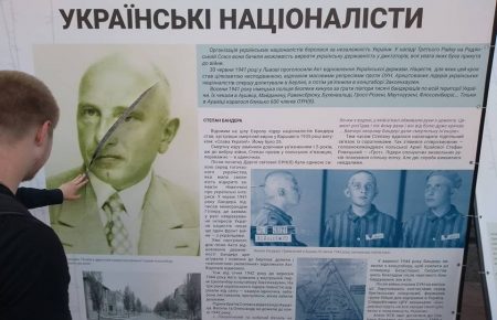 У Києві понівечили банер про Степана Бандеру (ФОТО)