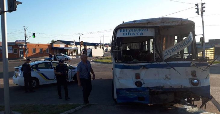У Кіровоградській області перевернувся автобус з робітниками Інгульської шахти (ФОТО) У Кіровоградській області перевернувся автобус з робітниками Інгульської шахти (ФОТО)