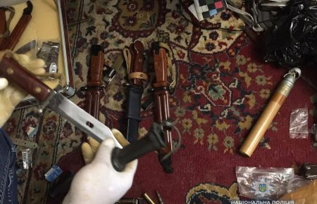 Житель Рівного зберігав арсенал зброї у квартирі (ФОТО, ВІДЕО)