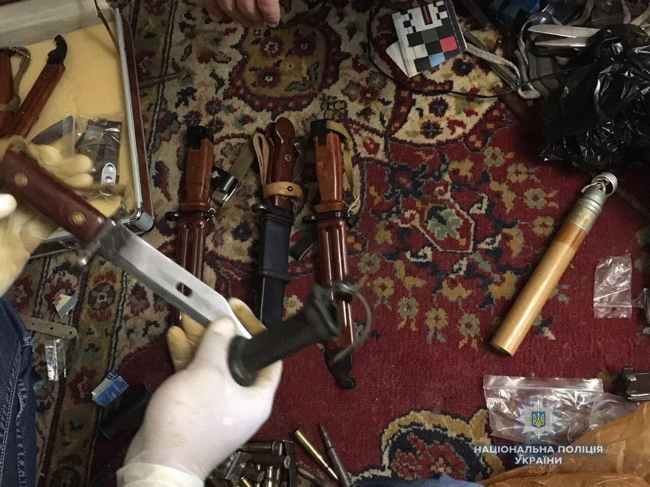 Житель Рівного зберігав арсенал зброї у квартирі (ФОТО, ВІДЕО)