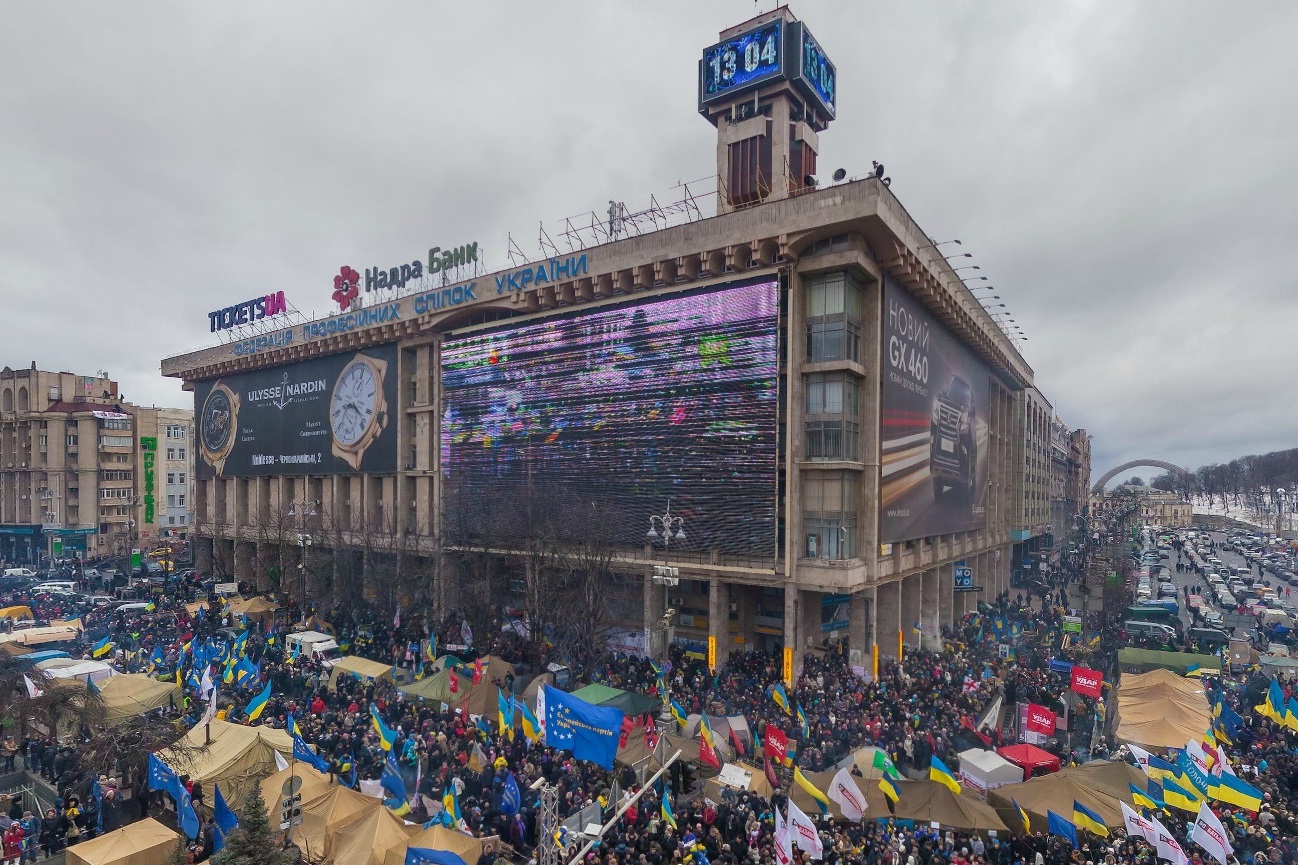 З Будинку профспілок на Майдані знімають банер: що змінилося за роки ремонту?