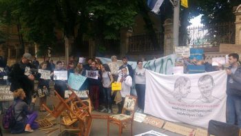 Треба, аби кожен зі свого місця голосно кричав про голодування Олега і привертав до цього увагу світу, - Ірина Цілик Треба, аби кожен зі свого місця голосно кричав про голодування Олега і привертав до цього увагу світу, - Ірина Цілик