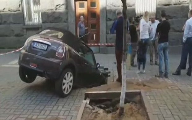 У центрі Києва чеський автомобіль провалився під землю (ВІДЕО)