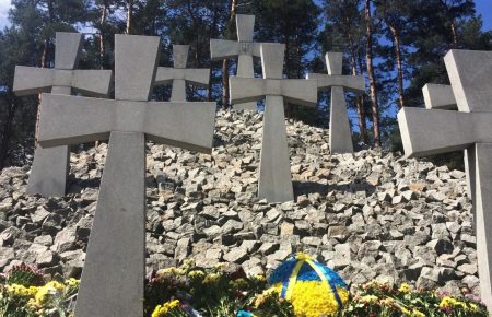 Політичний піар, посилена охорона та спогади родичів: під Києвом вшанували пам'ять репресованих (ФОТОРЕПОРТАЖ)