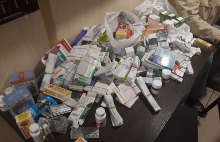 Чоловік намагався вивезти у «ДНР» 285 упаковок ліків, примотавши їх до тіла (ФОТО)