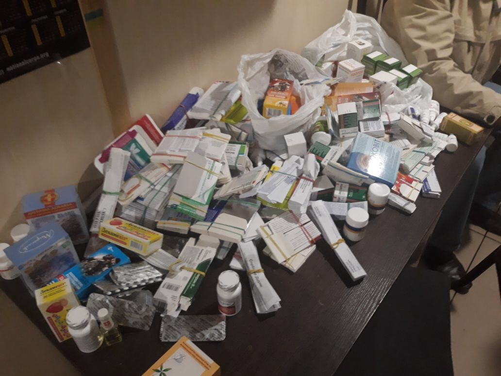 Чоловік намагався вивезти у «ДНР» 285 упаковок ліків, примотавши їх до тіла (ФОТО)