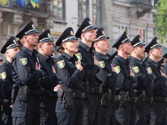 Чому українські поліцейські досі не мають ідентифікаційних номерів і часто без жетонів?
