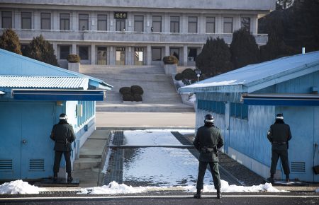 Лідери обох Корей зустрілись у демілітаризованій зоні