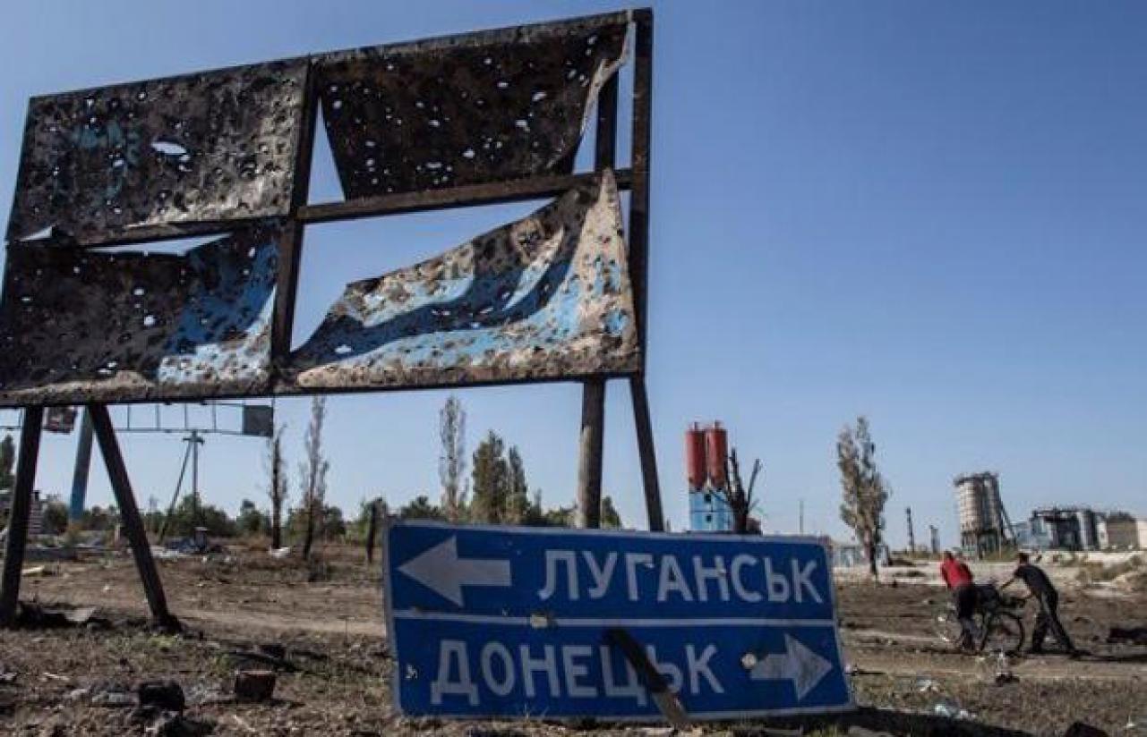 На Донбасі тривають активні бойові дії, троє військових поранені, - штаб