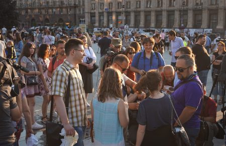 Журналісти святкують «воскресіння» Бабченка в центрі Києва (ФОТО)