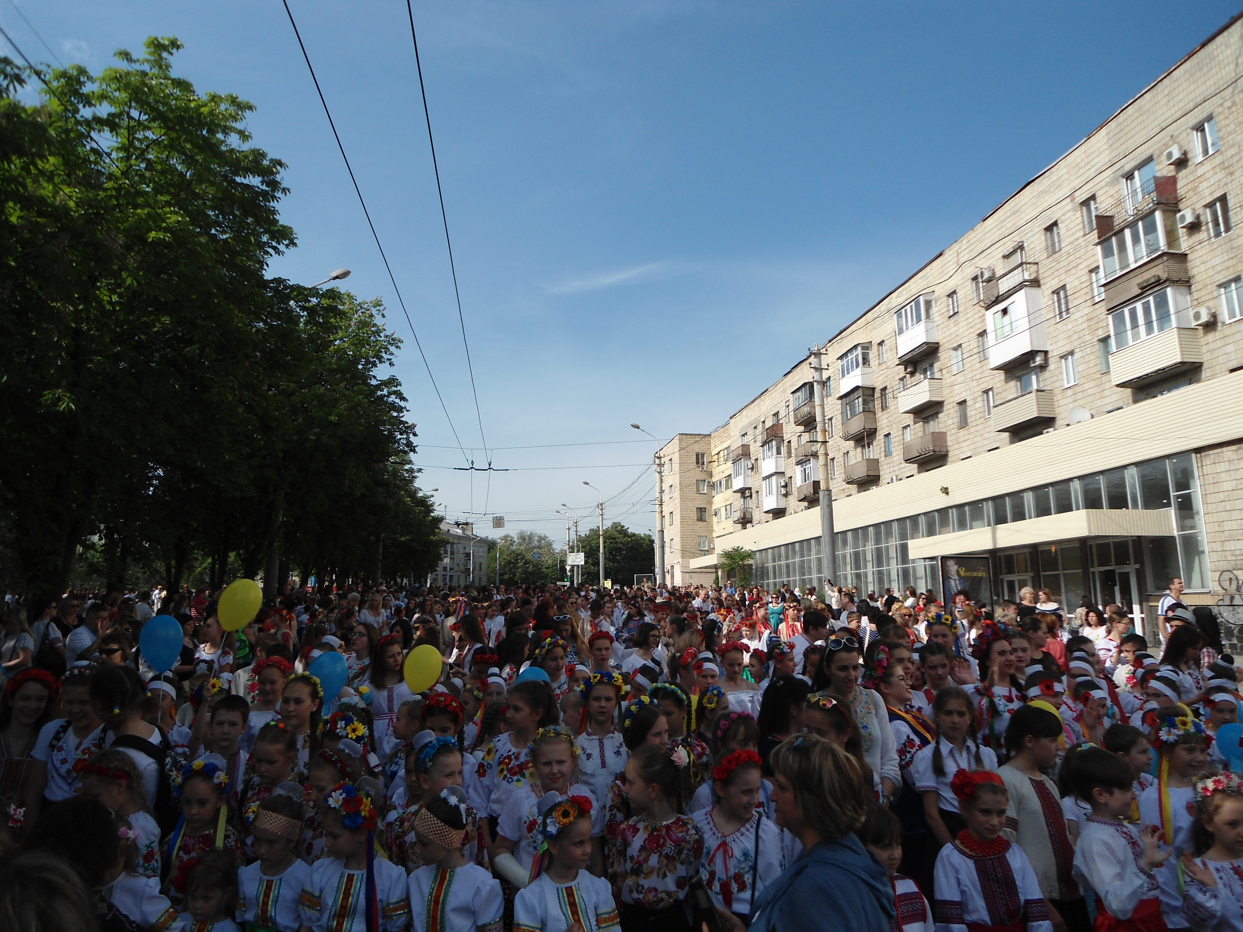Близько тисячі маріупольців вийшли на два паради вишиванок (ФОТО)