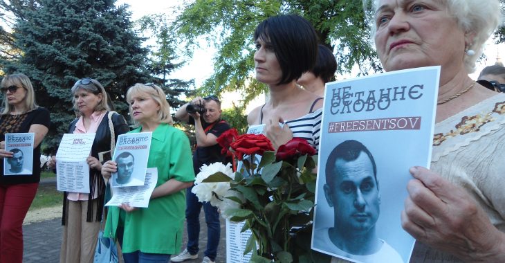 В Маріуполі пройшла акція на підтримку українського режисера Олега Сенцова В Маріуполі пройшла акція на підтримку українського режисера Олега Сенцова