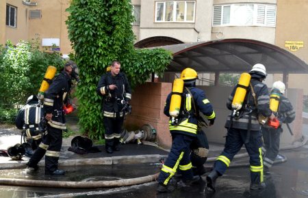 В Одесі евакуювали мешканців багатоповерхівки через пожежу на паркінгу (ФОТО, Відео)