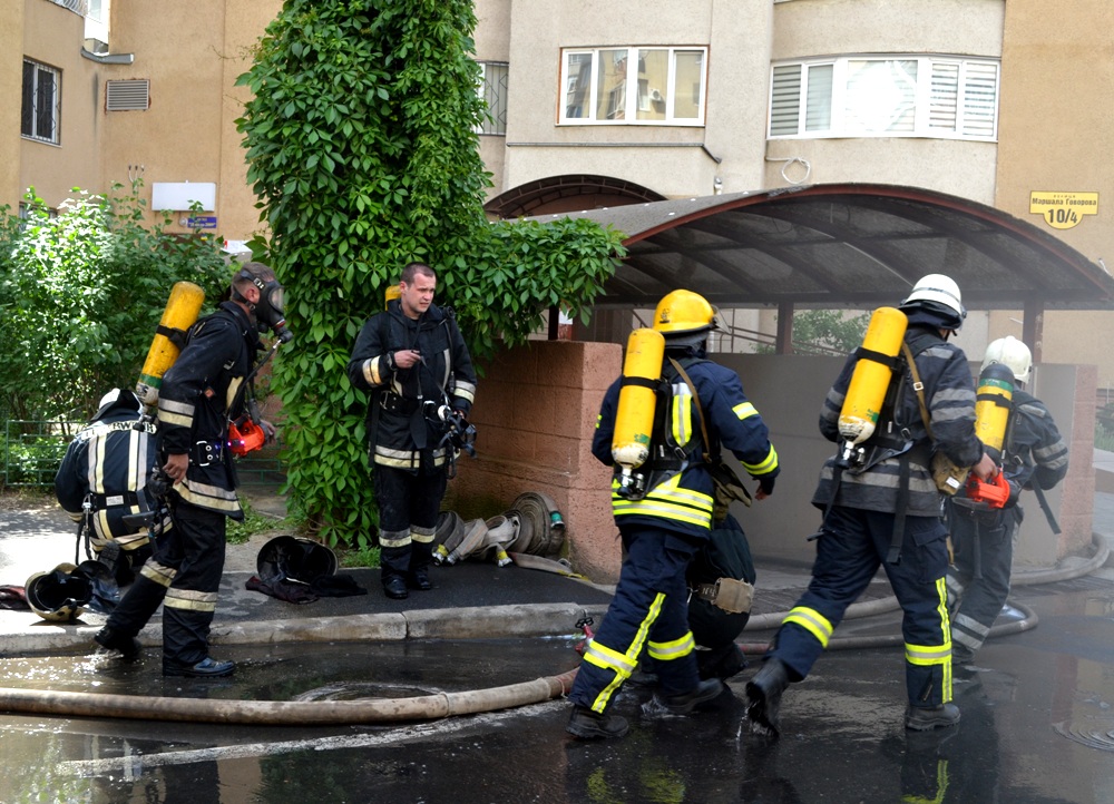 В Одесі евакуювали мешканців багатоповерхівки через пожежу на паркінгу (ФОТО, Відео)