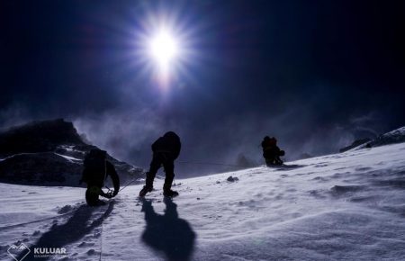 Українських альпіністів, які підкорили Еверест, евакуювали