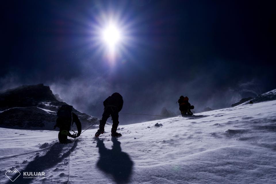 Українських альпіністів, які підкорили Еверест, евакуювали