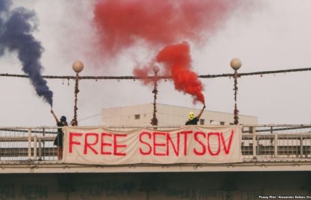 Pussy Riot закликали Макрона вимагати у Путіна звільнення Олега Сенцова
